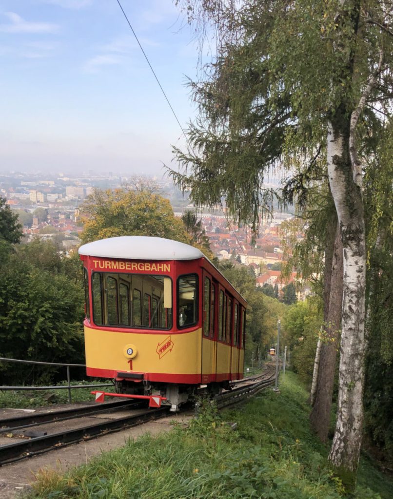 Seit 1888 erschließt die Turmbergbahn das Ausflugsgebiet rund um den 256 Meter hohen Turmberg. Sie ist die älteste noch im Betrieb befindliche Standseilbahn Deutschlands (Foto: KVV).