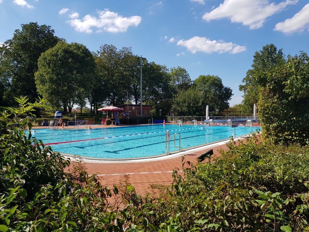 Spätsommerliches und frühherbstliches Badevergnügen bietet auch dieses Jahr das ehrenamtlich betriebene Freibad Wölfle in Wolfartsweier. Bis einschließlich Sonntag, 20. September 2020, läuft der Badebetrieb. (Foto: Verein)
