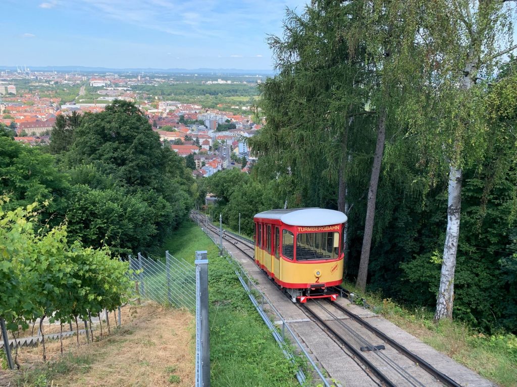 Seit 1888 befördert die Turmbergbahn Fahrgäste auf den Durlacher Hausberg. Nun soll Deutschlands älteste Standseilbahn umfassend modernisiert und bis zur Bundesstraße B3 verlängert werden (Foto: © KVV)
